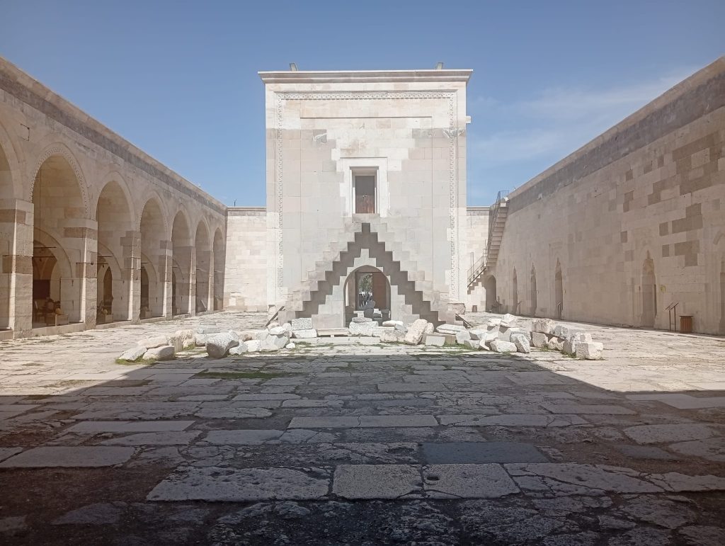 Aksaray’ın bozkırın ortasında sakladığı en büyük hazinelerden biri olan Sultanhanı Kervansarayı, yalnızca taş duvarlardan ibaret değil; asırların sessizliğini, yolcuların hikâyelerini ve tarihin derin izlerini bugüne taşıyan bir zaman kapısı…